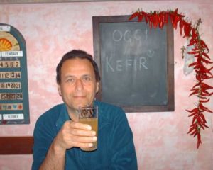 Luciano con bicchiere di Kefir