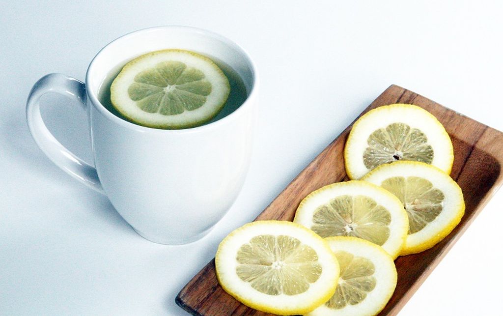 acqua calda e limone